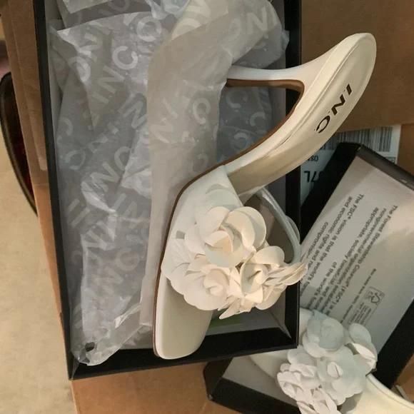 Flower Heels - Picture 2 of 4